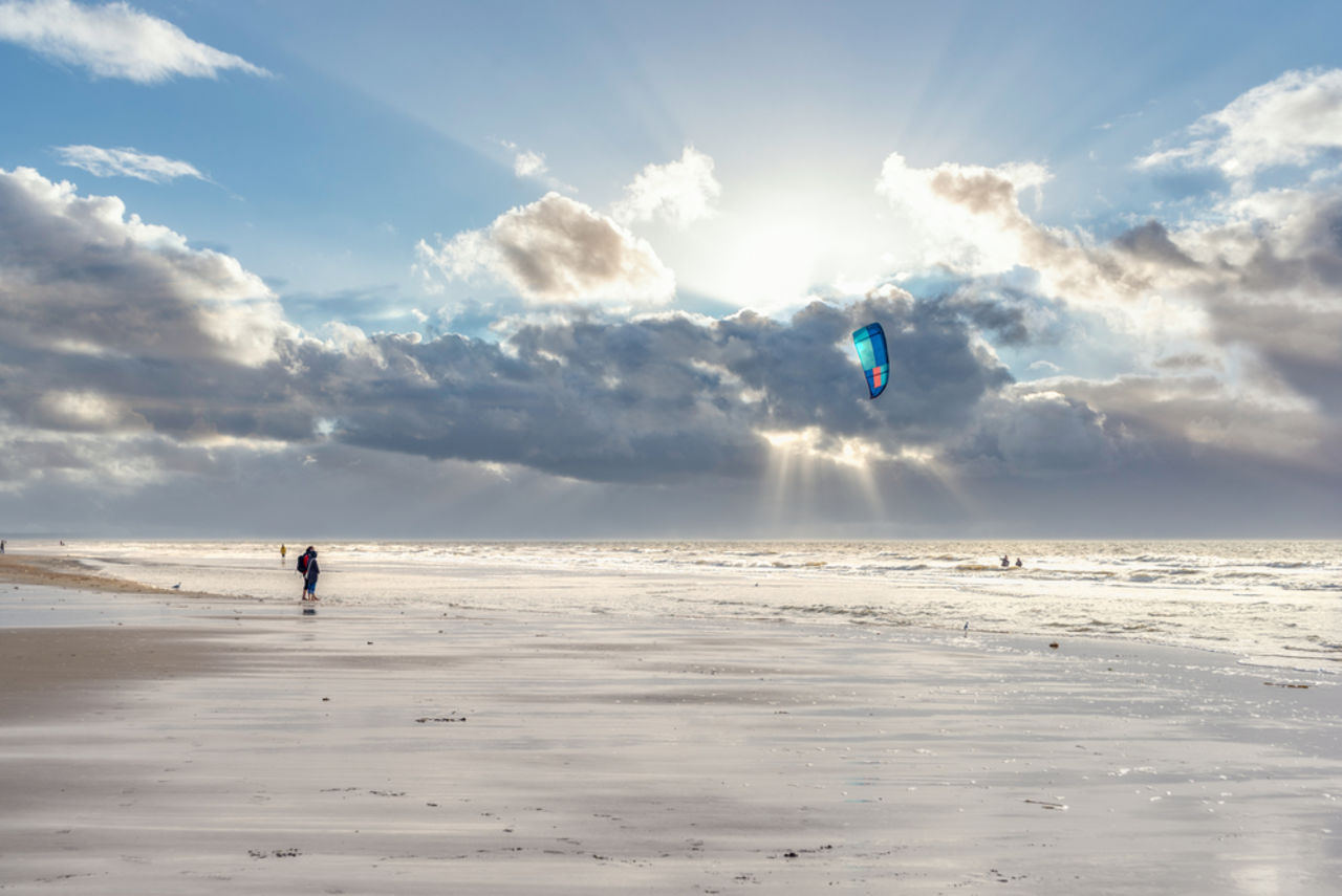 Drachensteigen am Strand von Sankt Peter Ording, Nordfriesland